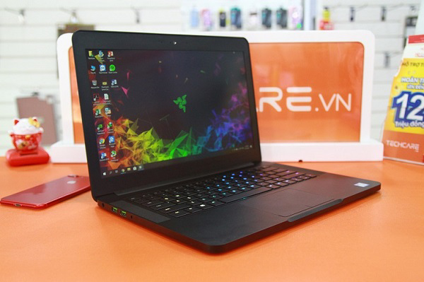 Cạnh trái của máy