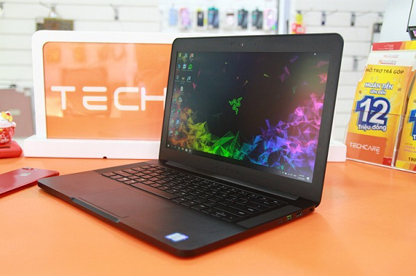 Cạnh phải của máy