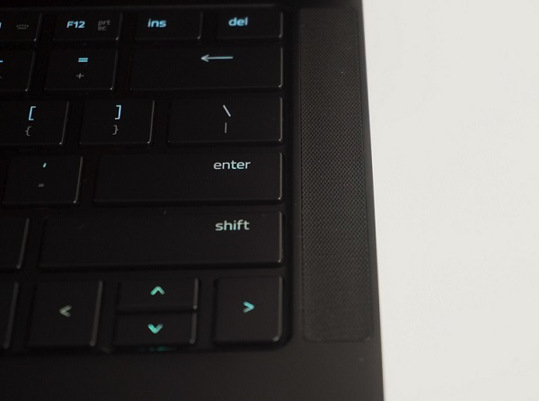 Dải loa studio hai bên bàn phím