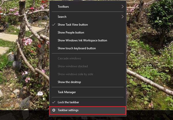Nhấn chuột phải vào thanh taskbar và sau đó chọn vào Taskbar Settings