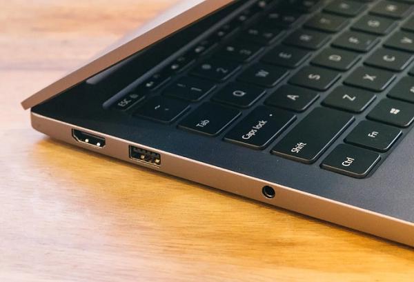 Cạnh trái của máy