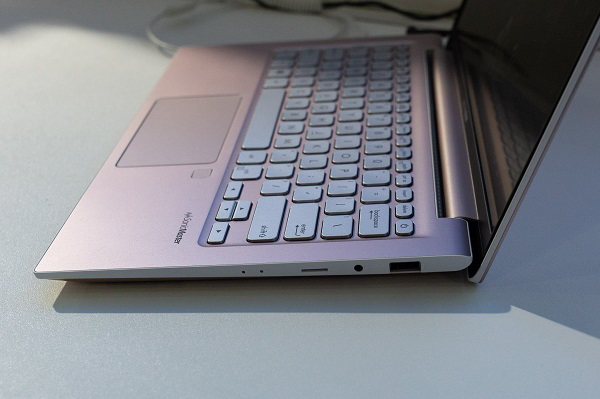 Bản lề của chiếc laptop Asus thiết kế thông minh