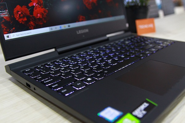 Touchpad trên Lenovo Legion Y545 sở hữu kích thước 4,1 x 2,7 inch
